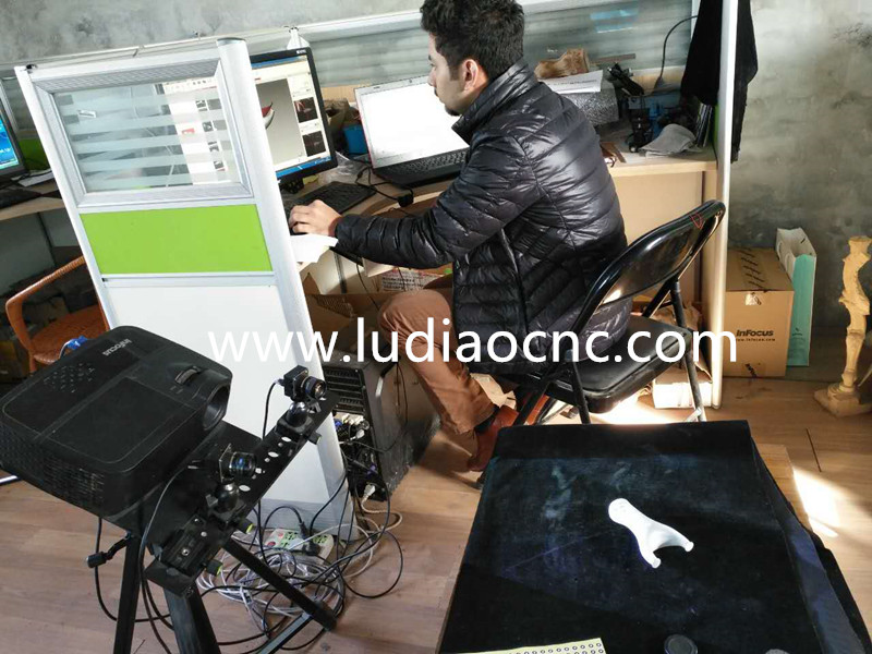 沙特客户在学习三维立体扫描仪，扫描鞋楦专用