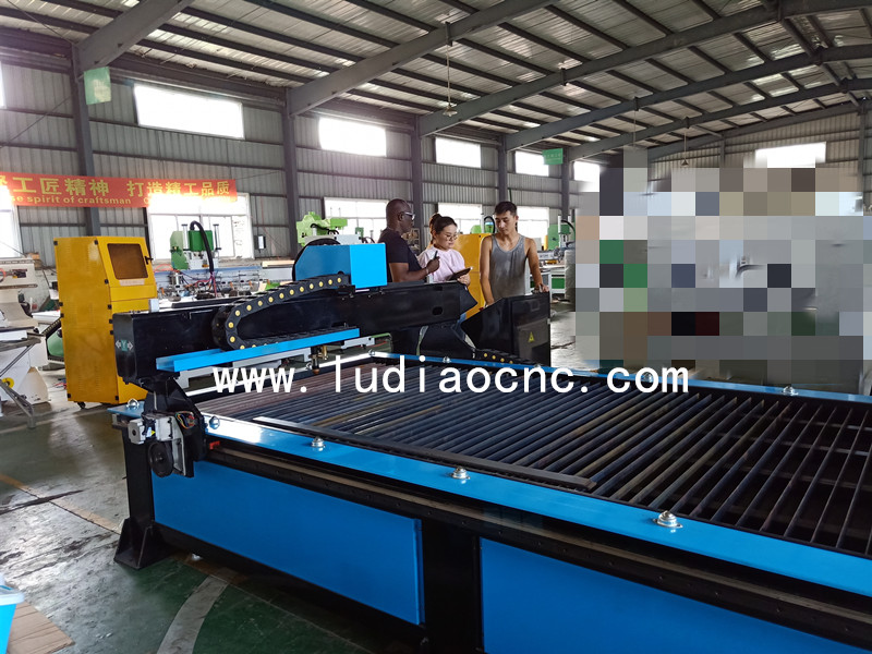 印度客户在学习等离子金属切割机